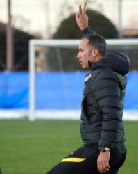 国足助教佩普进入角色 抵达日本首练就上大量课